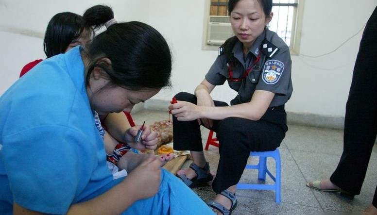 实拍即将被<em>枪毙</em>的<em>美丽女犯</em>(组图)-读书频道-和