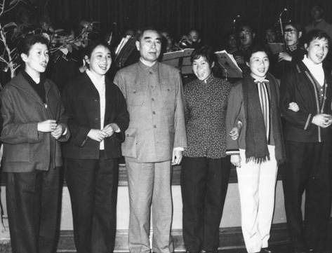 周恩来与女演员的罕见合影 16岁男扮女装演话
