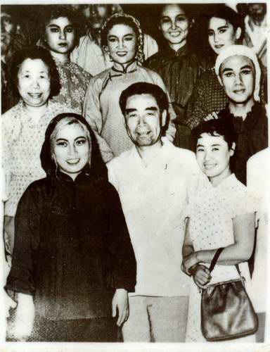 周恩来与<em>女演员</em>的罕见合影 16岁<em>男扮女</em>装演话