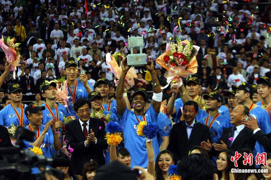 北京金隅首夺CBA总冠军 马布里高举冠军奖杯