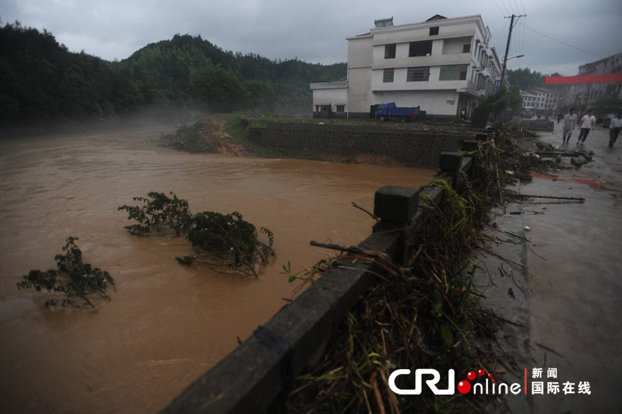  湖南 平江县一座大桥突然垮塌  暴雨 导致 受灾严 
