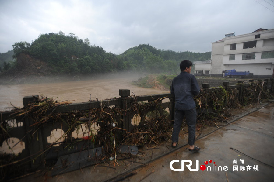  湖南 平江县一座大桥突然垮塌  暴雨 导致 受灾严 