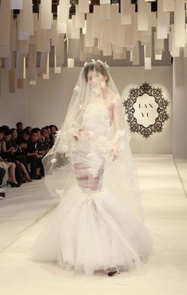图:李小璐奢华婚纱价值百万  设计师兰玉作品 赏