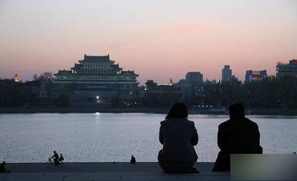 朝鲜青年<em>男女</em>怎样<em>谈恋爱</em>(组图)-读书频道-和讯