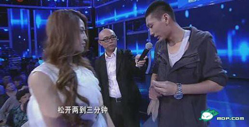 热议:非诚勿扰<em>美女</em>嘉宾现场<em>脱丝袜</em>为男嘉宾示