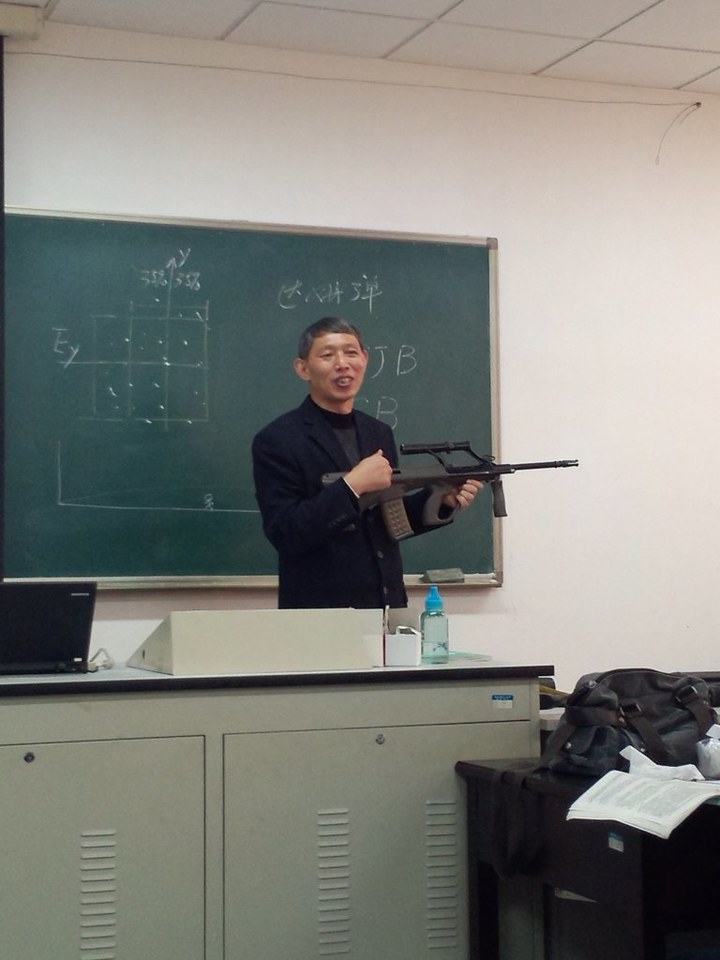 持枪授课图片