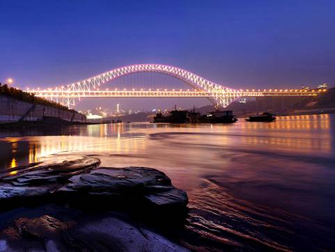 图:四川金沙江大桥桥面坍塌 十万人出行受影响