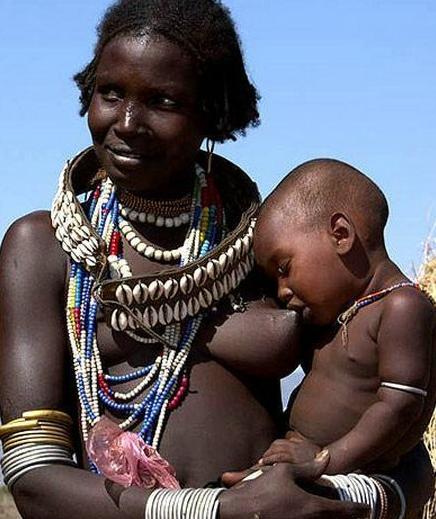 摧残非洲少女的陪睡制度(组图)