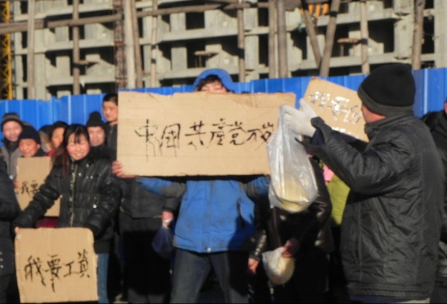 高清组图:唐山百位农民工雪中跪拜曹雪芹讨薪