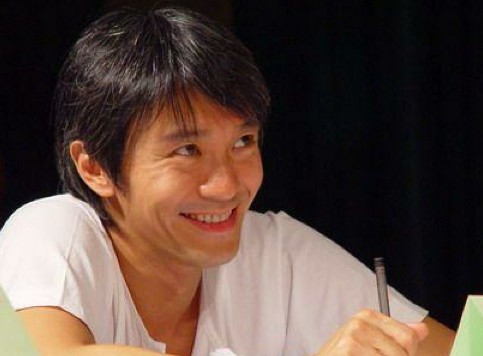 比高执董周星驰的三重身份:影帝、导演和富商