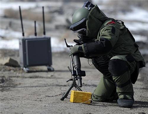 动用震爆弹催泪弹(组图)