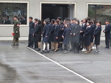 中国游客冒死偷拍朝鲜民居 告诉你什么叫水深