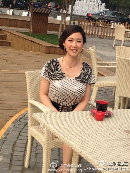 热议<em>芙蓉姐姐搞怪</em>雕塑惊现上海 挺胸激凸惊呆