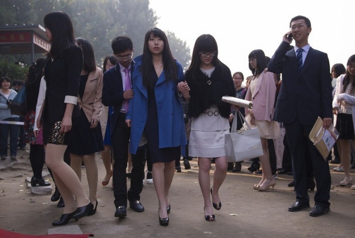 北京600名高三学生圆明园举行<em>成人礼 女生</em>穿着