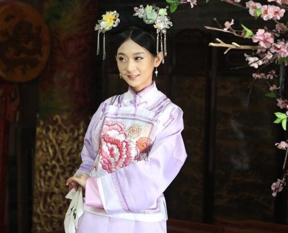 少女甄嬛古宅玩<em>穿越</em> 打手机还玩IPAD-房产频道