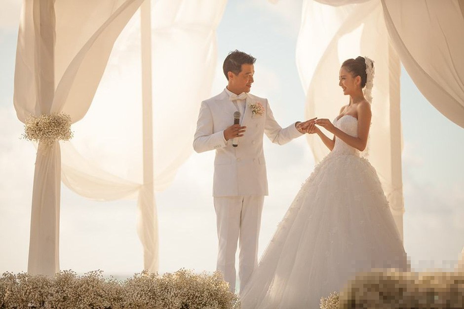 佟丽娅陈思成结婚照 感慨我嫁对了(组图)