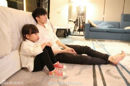 组图:相差18岁萌兄妹海量私房照来袭-新闻频道-