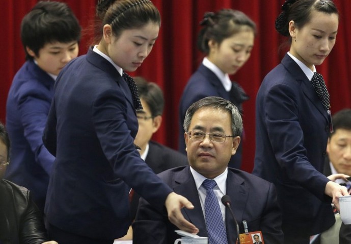 在两会喝茶 美女服务员素质堪比豪宅管家