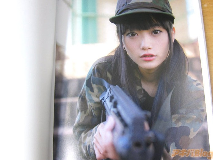 组图:<em>日本</em>双马尾学生妹持枪照网络爆红-新闻频