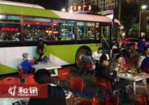 北京一烧烤店为避城管 公交车上开大排档