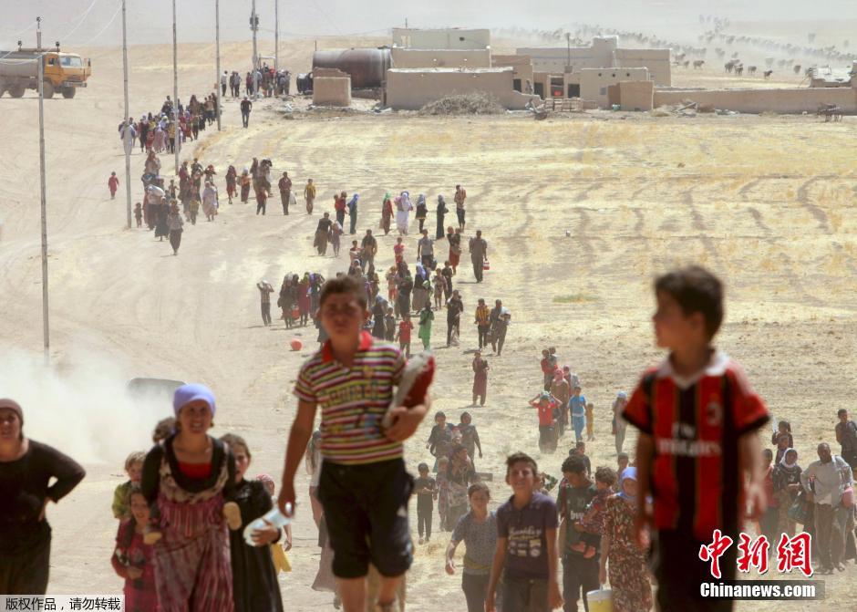 组图:伊拉克雅兹迪教派民众逃离家园