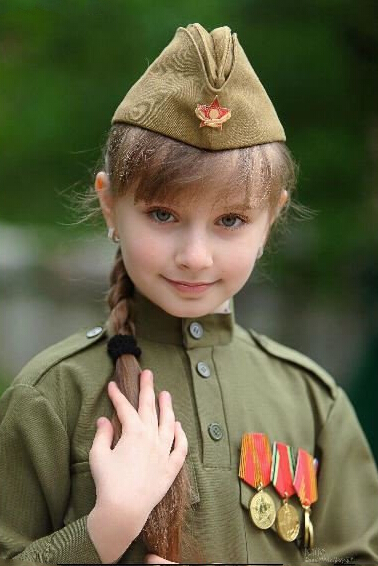组图:俄罗斯小萝莉穿军装拍照萌翻网络