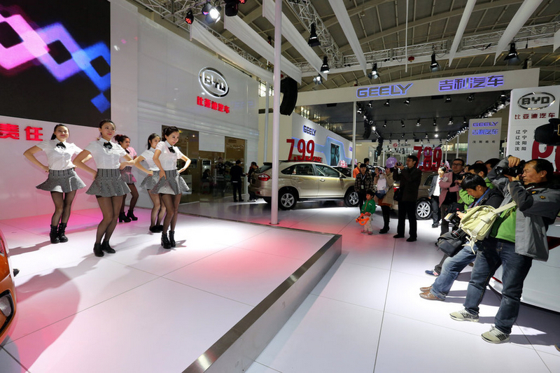 清纯学生<em>妹热舞</em> 金发车模冷眼旁观-汽车频道-和