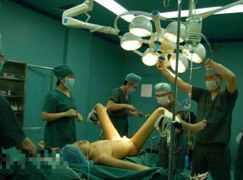 组图:泰国小胖墩变性成<em>辣妹</em> 揭秘泰国人妖淫靡