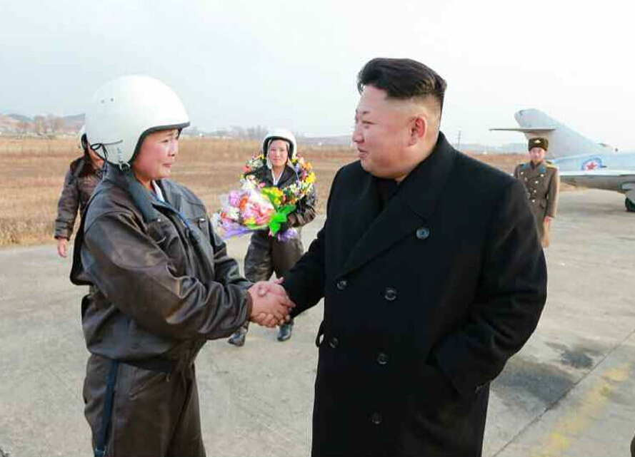 组图:金正恩指导女飞行员训练 拿单反拍照
