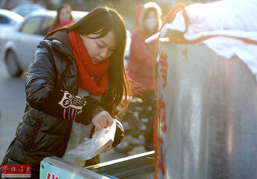 最美<em>地瓜妹</em>摆摊救白血病<em>哥哥</em>(组图)-读书频道