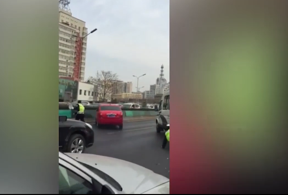 组图:北京天宁寺桥上司机闯卡冲撞交警逃逸后