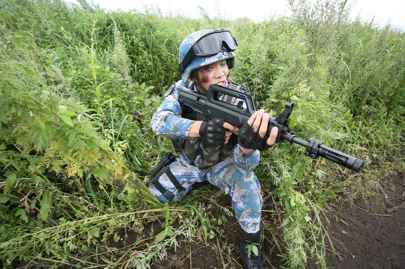 组图:俄方看中俄登陆演练 我军长白山舰威武霸