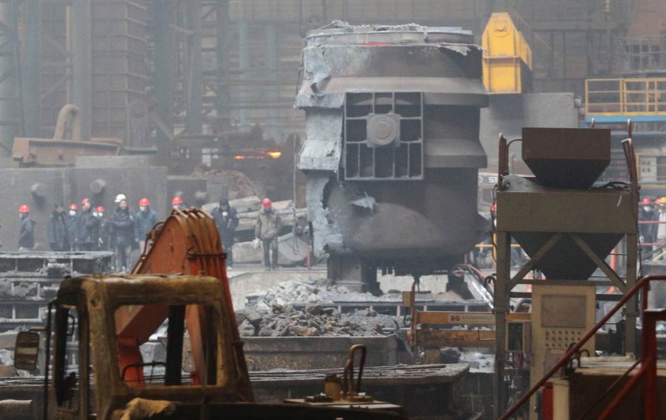 鞍钢喷爆事故受伤工人在医院接受治疗(高清图) -手机和讯网