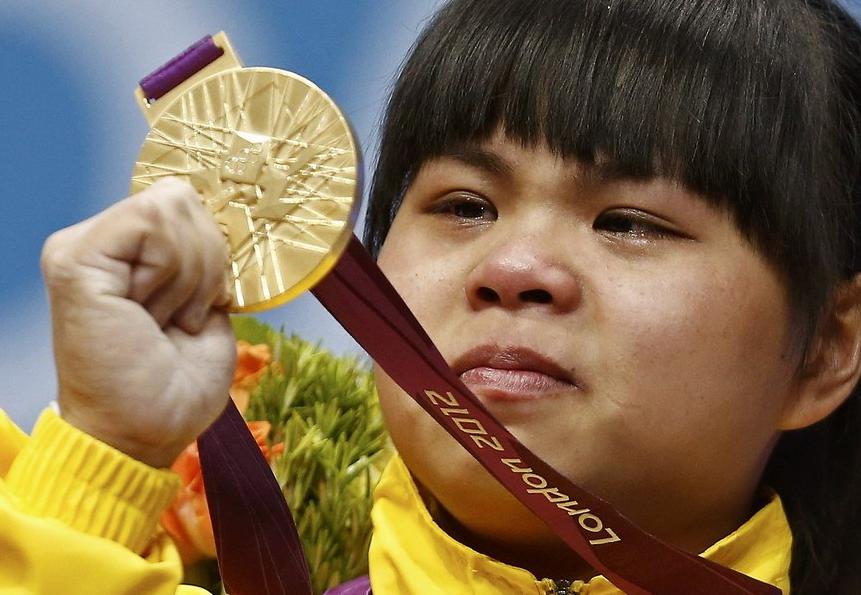 今天的举重赛场很"热閙",中国女举选手周俊在女子53公斤级b组比赛中三