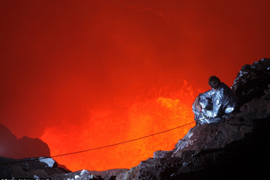 大胆男子爬入活火山口赏岩浆 拍下震撼画面(组图)
