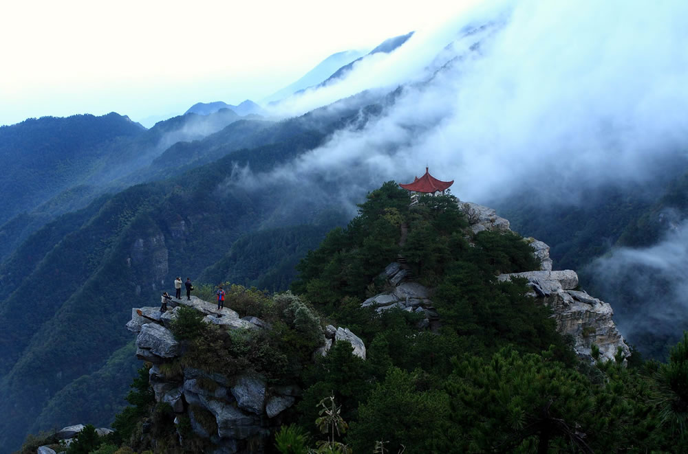 10月9日,江西庐山风景区小天池出现壮观云雾景观.