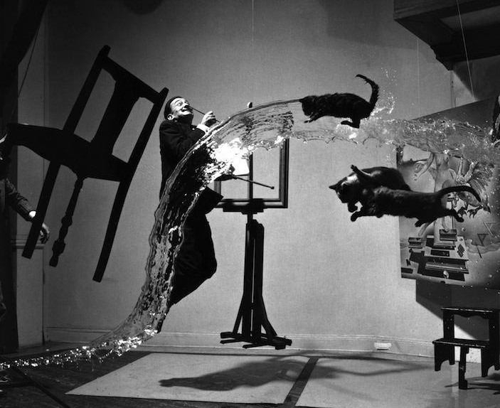 摄影师菲利普·哈斯曼(philippe halsman)用这张超现实主义的照片表达