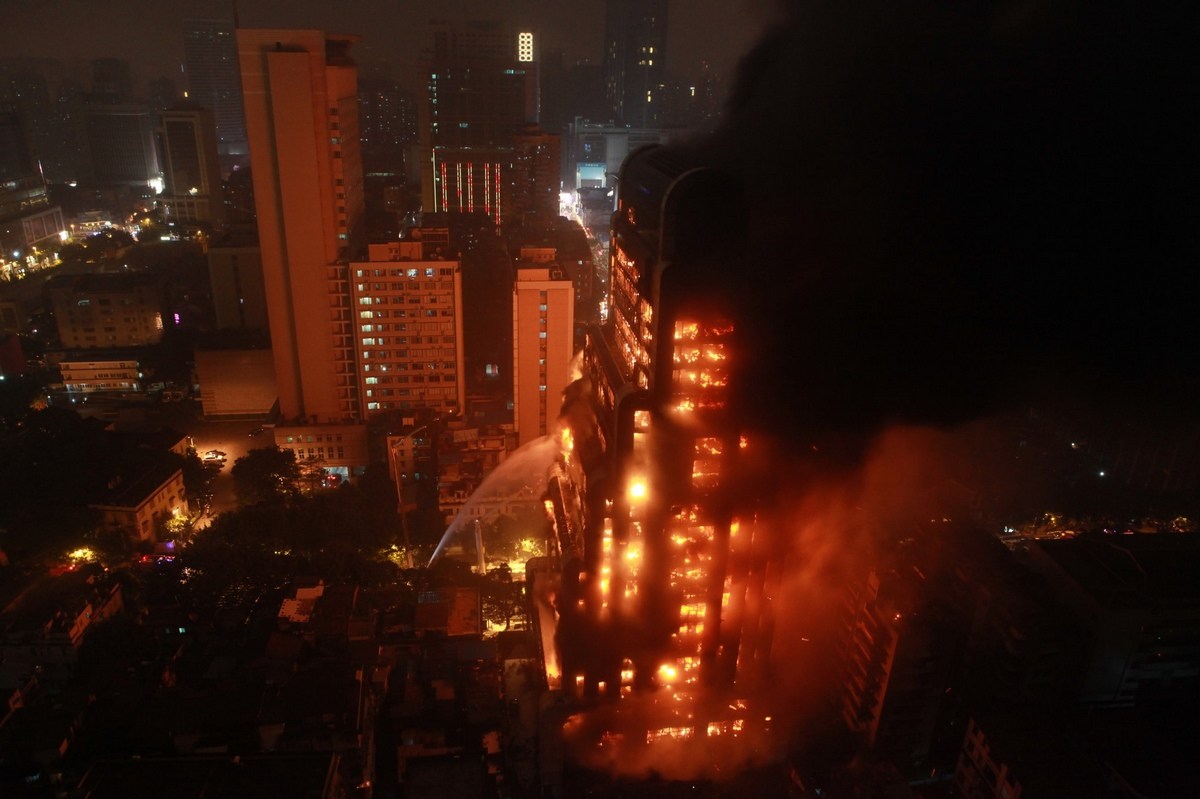 组图:广州25层烂尾楼大火燃12小时 大楼被全部烧空