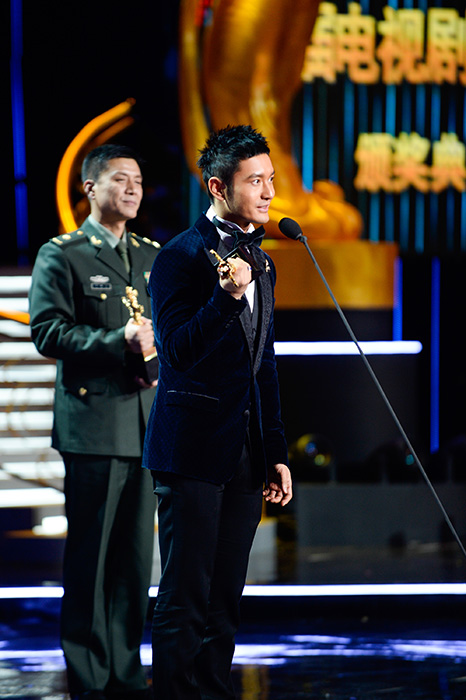 26日,获得"华表奖"最佳男演员的黄晓明(右)在颁奖典礼上发表获奖感言