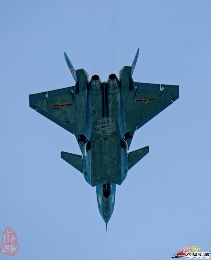 组图工作人员在新版歼20隐形战机翼上漫步