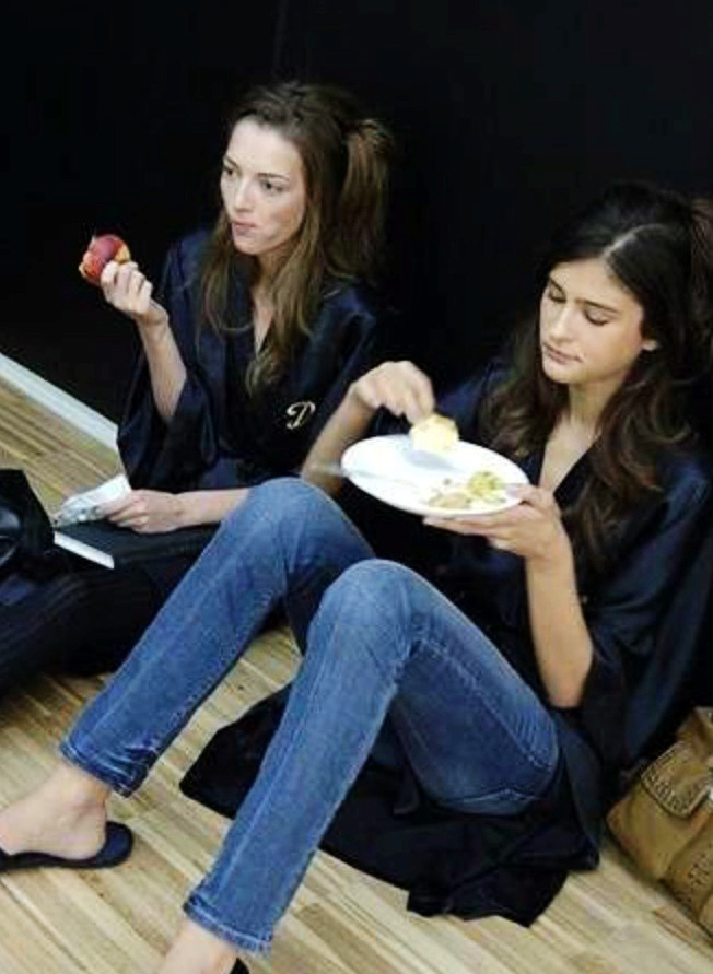 抓拍美女野模的辛酸生活 出卖肉体毫无底线