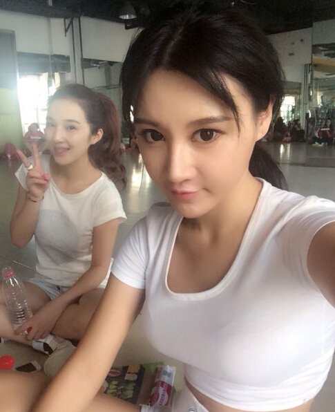 组图:中国乳神胸夹手机 因太火辣遭老外强吻