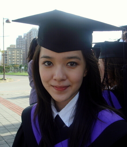 郭采洁大学毕业照曝光:长发披肩小清新vs短发霸气女王范儿(组图)