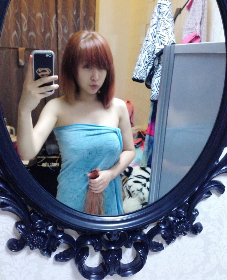 美女台球裁判裹浴巾自拍