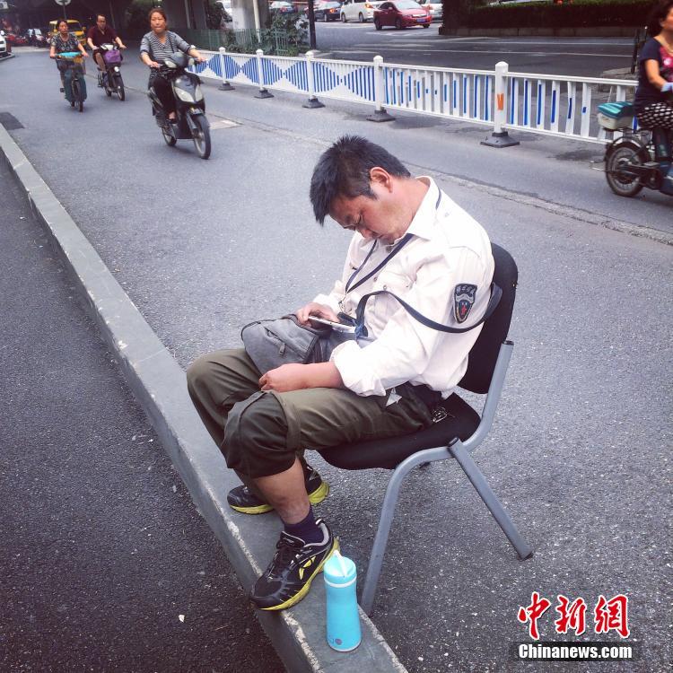 组图:累倒在公共场合的中国人