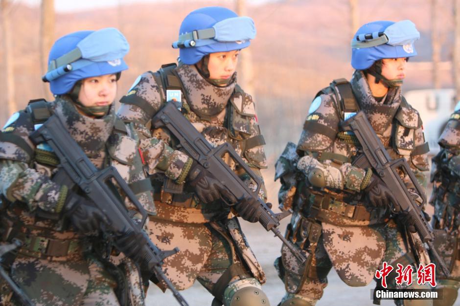 中国首支维和作战部队防弹衣重40公斤女兵亮相组图