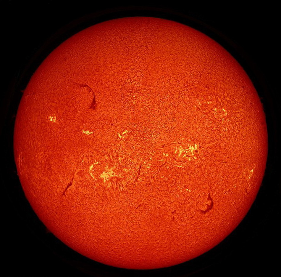 這些照片顯示了太陽極大期(solar maximum)時太陽表面的劇烈運動.